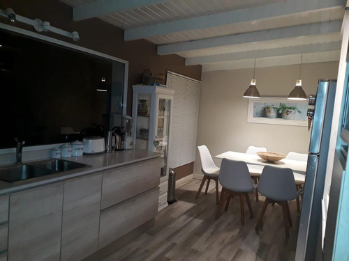 Casa En Venta - 3 Dormitorios 2 Baños - 200mts2 - Azul