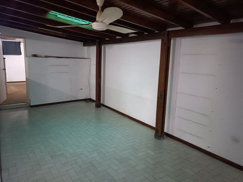 Casa Chapellin Con Excelente Ubicación A Una Cuadra Y Media Del Country Club. Jl