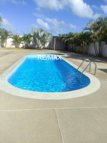 Venta Hermoso Th En Urbanizacion Asocibal Norte, Carenero, Higuerote
