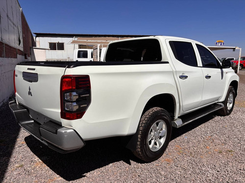 Mitsubishi L200 2.4 Cabina Doble 4x2 Mt