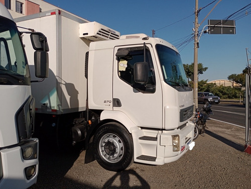 Imagem 3 de 23 de Volvo Vm 270 Toco Com Baú Refrigerado