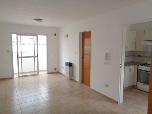 B° Nueva Córdoba - Depto. Semipiso De 1 Dormitorio Amplio Con Balcón Y Terraza Amplia, Ubicado A Mts. Del Parque De Las Tejas