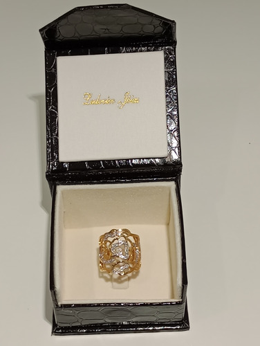 Anel Em Ouro 18k Com Diamantes .