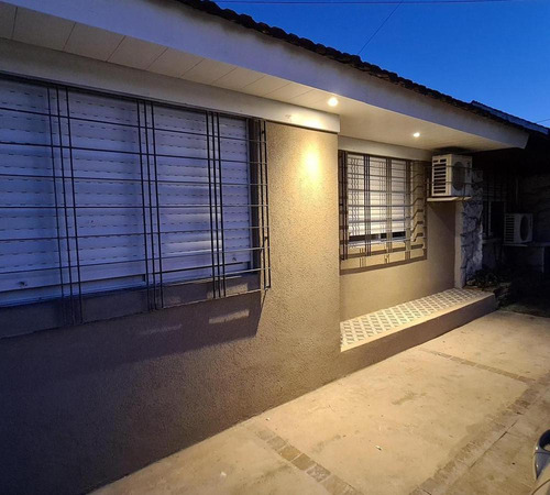 Casa  En Venta Ubicado En Castelar, Morón, G.b.a. Zona Oeste