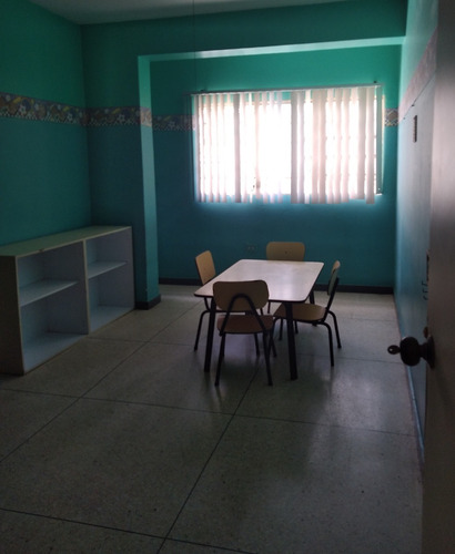 Imagen 14 de 21 de Casa-quinta De Dos Plantas En Calle Cerrada
