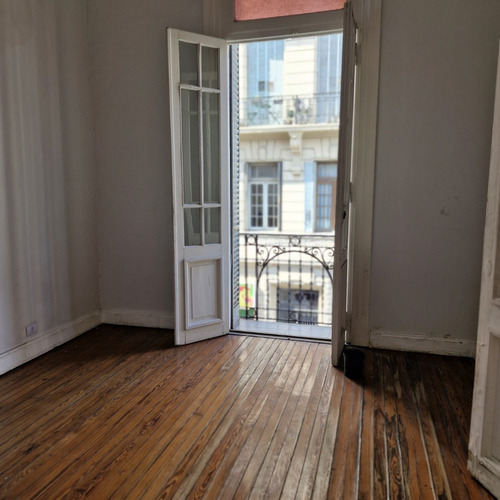 Ph Antiguo En Estado Original, En Una De Las Mejores Esquinas De San Telmo. Es Ideal Para Un Hostel, O Un Comercio, Tiene Terraza Propia Y Detalles De Epoca. Es Muy Amplio Y Luminoso