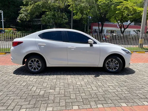 Mazda 2 Touring 1.5 sedan mecanico