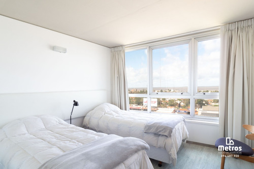 Imagen 10 de 14 de Amueblado - 2 Dorm 2 B - Garaje X2 - Vista Al Mar Y Al Lago - Piscina Climatizada - Seguridad 24hs- Alquiler Apartamento Parque Miramar