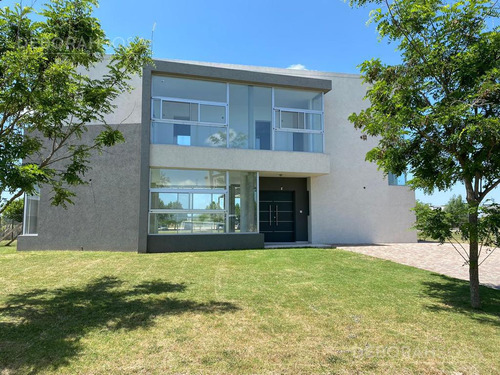 Linda Casa Estilo Moderno Con Salida A La Laguna - El Canton