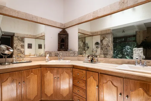 Casa En Venta En Loma Las Brujas. Cod V8340