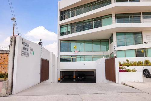 Edificio De Oficinas En Vía Principal Con Vista Panorámica
