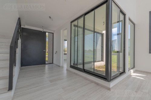 Casa Al Lago En Venta En El Barrio Acacias, Puertos / Escobar