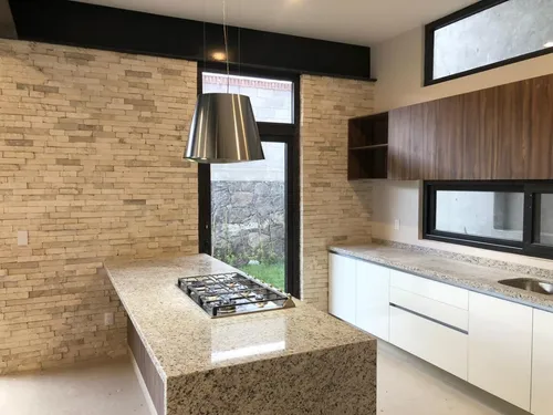 Residencia De Autor En: Altozano, 4ta Recamara En Pb, 5.5 Baños, Cochera Techada