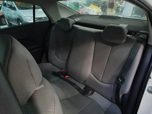 Imagem 9 de 10 de Hyundai Hb20s 1.6 Confort Plus 16v Automático 2015