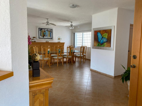 Imagen 11 de 14 de Venta De Casa Con Alberca, Amplio Jardín Y Vista Panorámica En Burgos