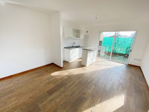 Venta Casa Lagomar, Ciudad De La Costa. 1 Dormitorio Con Renta, Jardin, Parrillero Y Cochera.