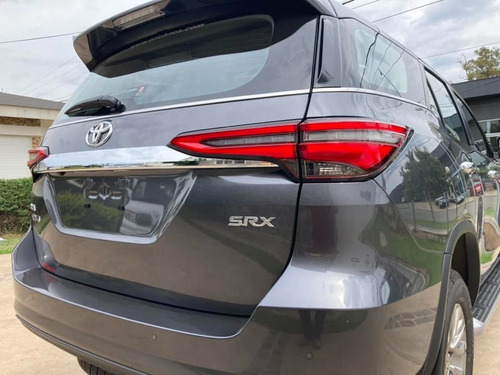 Imagen 8 de 19 de Toyota Sw4 2.8 Tdi 6 A/t 7 Asientos Srx 4x4 0km My2023