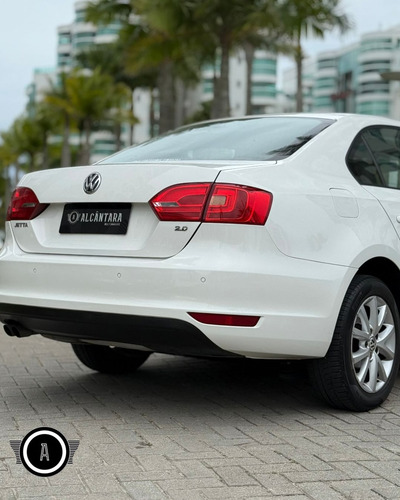 Volkswagen Jetta 2.0 Comfortline Flex 4p Automática