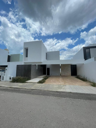 Casa En Privada En Conkal Con Recámara Principal En Planta Baja En Mérida,yucatán.