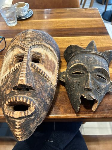 Par De Antiguas Máscaras Tribales Africanas Con Averías Marrón (Usado)