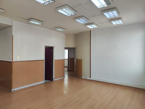 Cómoda Y Amplia Oficina En Pleno Barrio Cívico De Santiago