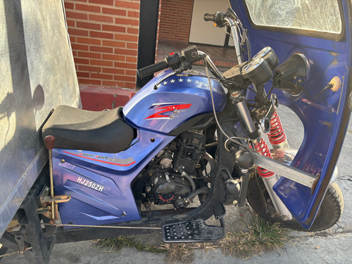 Moto Carguero Con Cabina De Carga Espacioso