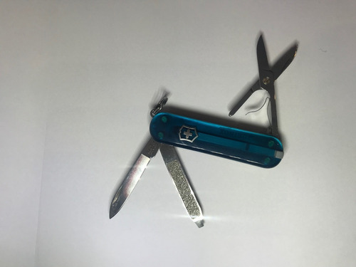 Imagen 3 de 5 de Navaja Victorinox Classic 58mm 7 Fun Sky High 0.6223.t61g
