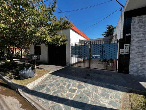 Casa Con Departamento En Venta En Ituzaingo Norte