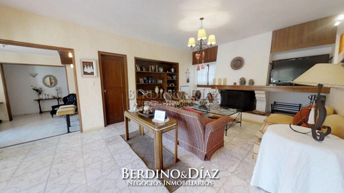 Hermosa Y Muy Amplia Casa En El Clásico Barrio De San Rafael- Ref: 327