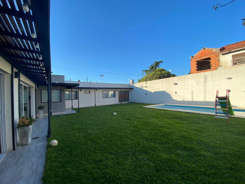 Casa 5 Ambientes 350 M² Cub, - Garage 2 Autos - Pileta - Haedo