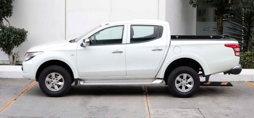 Imagen 2 de 14 de Mitsubishi L200 2018 2.4 Cabina Doble 4x2 Mt