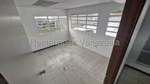 En Alquiler Excelente Oficina Ideal Y Funcional En La Urbina