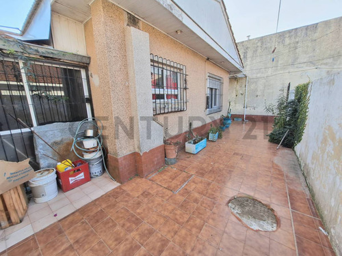 Ph De 3 Ambientes Con Patio En Zona Parque Luro