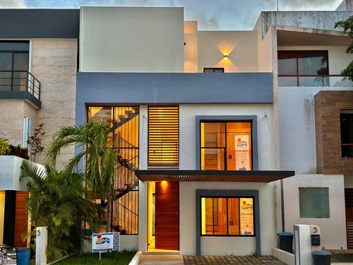 Oportunidad Casa En Venta En Cancun 4 Recamaras, Una En Pb. Cto De Servicio Con Baño