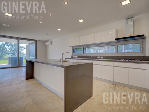 Casa En Venta A Estrenar En Nordelta, El Golf