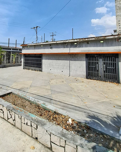 Local En Alquiler Con Oficinas En Av. Las Delicias Zona Norte De Maracay