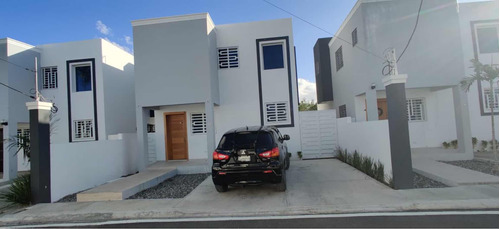 Casa Ubicada En El Residencial Las Palmillas, La Romana