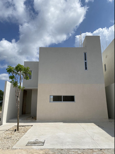Casa En Venta En El Norte De Mérida En Residencial Con Alber