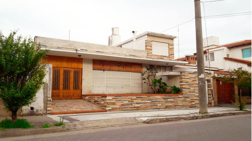 Venta De Amplia Casa Céntrica  C/ Cochera En Cosquín