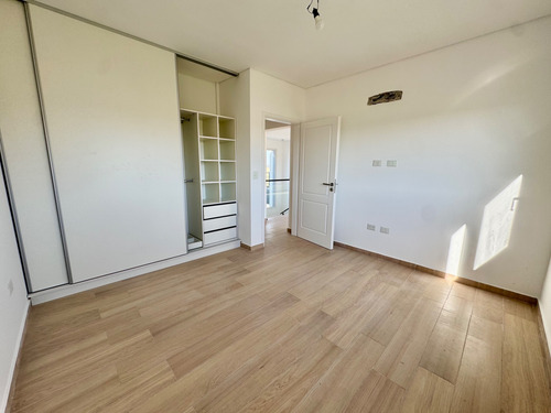 Venta De Casa A Estrenar En Barrio Cerrado Village Joven