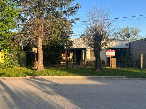 Se Vende Casa Con Amplio Frente En Barrio Parque