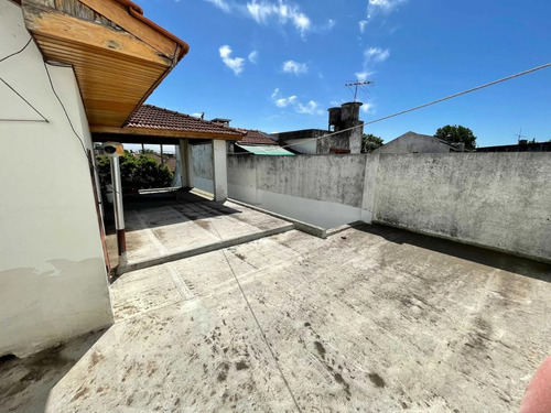 Casa En Béccar, Lote 300.99 M2. Cubiertos 203 M2 Jardín 100 M2