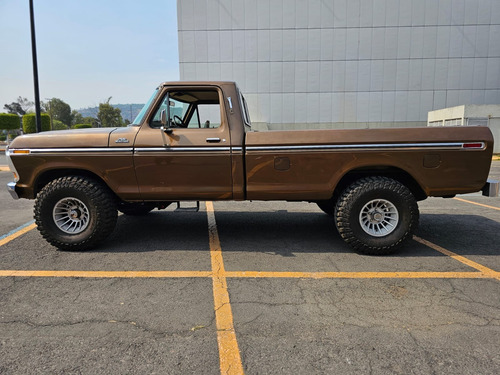 Ford F-150 Custom 4x4