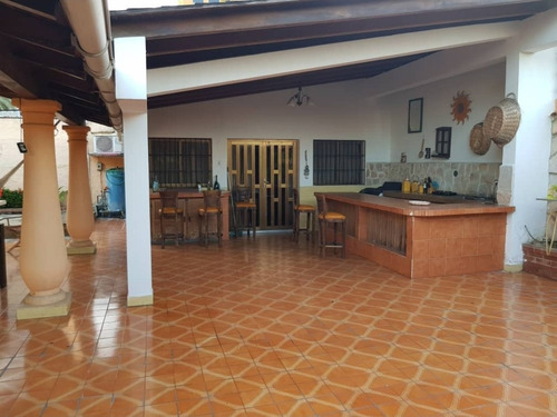 Imagen 4 de 10 de Acogedora Casa Con Amplias Áreas Sociales En Lecheria