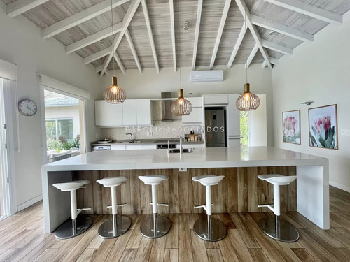 Casa En Venta De 4 Dormitorios En Laguna Del Sauce, Punta Del Este.
