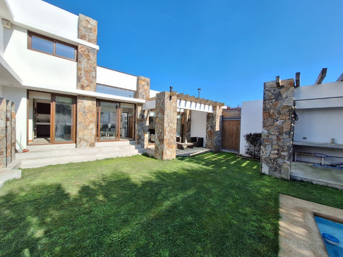 Moderna Casa En Lomas De Montemar, Concón