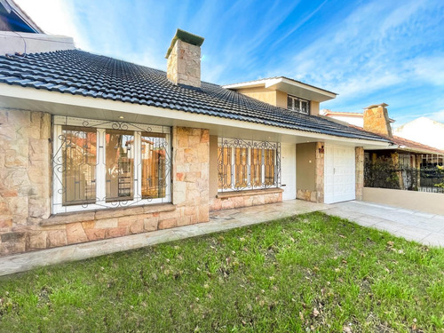 Casa En Venta - 4 Dormitorios 3 Baños - Cochera - 302,40mts2 - Mar Del Plata