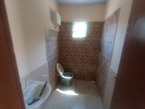 Casa Com Sala, Coz, Wc, 1 Quarto, Garagem E Quintal