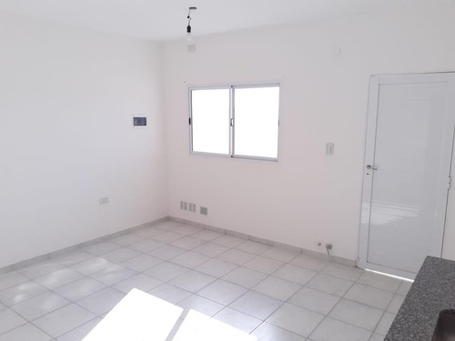 Imagen 4 de 11 de Depto De Un Dormitorio, Casi A Estrenar. Buen Barrio, Cochera, Jardín Y Todos Los Servicios!