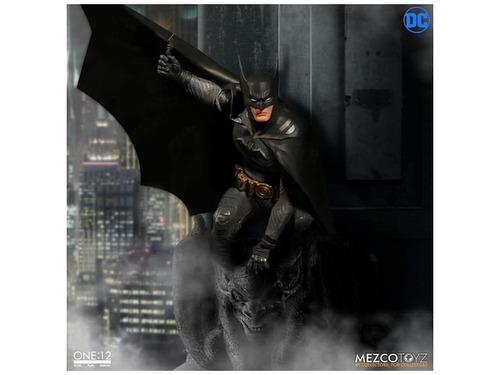 Ascending Knight Batman One 12 Mezco Toyz En Stock